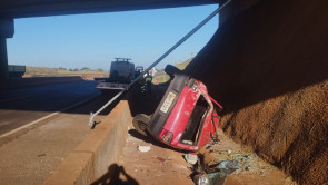 FOTOS: Motorista foge após cair de viaduto com Fiat Uno em Dourados