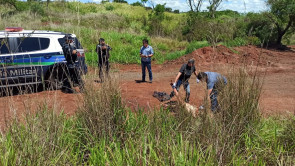 Mulher é encontrada morta com sinais de espancamento e facadas na antiga pedreira de Dourados