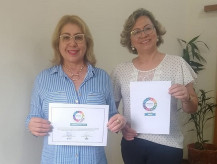 Secretária Fátima Alencar e a diretora Shirley Zarpelon com o certificado e o selo Migracidades; Foto: Divulgação/Assessoria