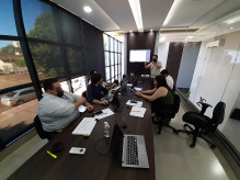 Henrique Sartori falando em reunião da equipe que redigiu relatório; Foto: Divulgação/Assessoria