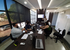 Henrique Sartori falando em reunião da equipe que redigiu relatório; Foto: Divulgação/Assessoria
