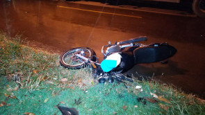 Motociclista morre depois de bater em carreta parada no Terra Roxa