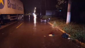 Motociclista morre depois de bater em carreta parada no Terra Roxa