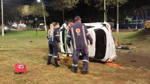 Motorista perde controle do carro, capota e destrói placa “Eu amo Dourados”
