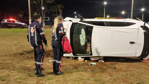 Motorista perde controle do carro, capota e destrói placa “Eu amo Dourados”