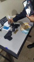 Jovens são presos pelo Getam que apreende arma de fogo e pasta base de cocaína em Dourados