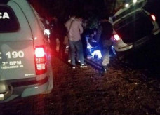 Policiais no local onde houve a troca de tiros. (Foto: JP News)