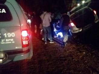 Policiais no local onde houve a troca de tiros. (Foto: JP News)