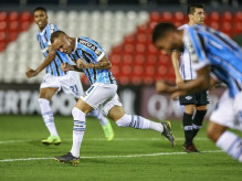 Everton comemorando um dos seus dois gols na partida. (Foto: Lucas Uebel | Grêmio FBPA)