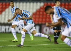 Everton comemorando um dos seus dois gols na partida. (Foto: Lucas Uebel | Grêmio FBPA)