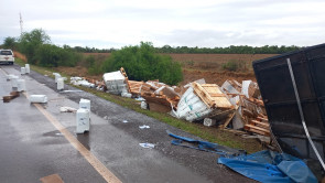 Batida entre carro e carreta mata uma pessoa entre Douradina e Rio Brilhante