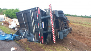 Batida entre carro e carreta mata uma pessoa entre Douradina e Rio Brilhante