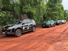 Cinco pessoas são presas e armas, munições e drogas apreendidas durante operação