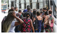 Número dos que procuram emprego há mais de 2 anos cai 17,8%, diz IBGE