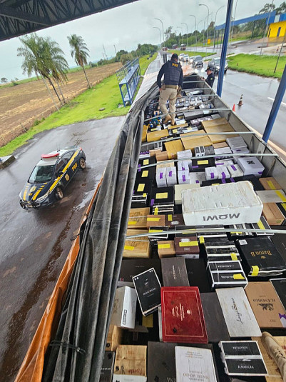 Caminhoneiro é preso pela PRF com carga contrabandeada de vinhos em Caarapó
