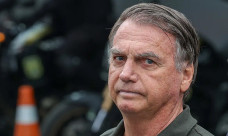 Bolsonaro passa por nova cirurgia para tratar soluço, diz Michelle