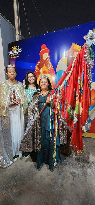 Principal organizadora da festa, Lilian Benites, segurando a bandeira; Foto: Arquivo Pessoal