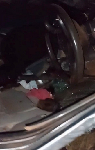 Interior da caminhonete, que tinha a vítima fatal Osmar; Foto: Reprodução/Ligado Na Notícia