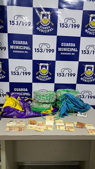 Rolos de fios e dinheiro apreendido com o indivíduo; Foto: Divulgação/GMD