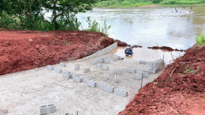 Pescadores constroem acesso público ao Rio Dourados às margens da BR-163