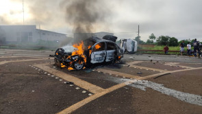 Motorista perde controle do carro, colide com outro e veículo pega fogo em Dourados