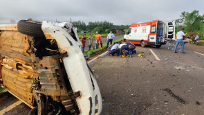 Motorista perde controle do carro, colide com outro e veículo pega fogo em Dourados