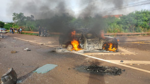 Motorista perde controle do carro, colide com outro e veículo pega fogo em Dourados