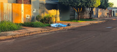 Homem morto no local do crime; Foto: Sidnei Bronka/Ligado Na Notícia