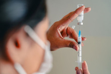 Bebês prematuros começam a ser vacinados contra bronquiolite em Dourados