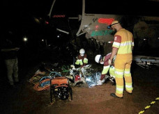 Motorista do ônibus ficou preso nas ferragens, mas não resistiu (Foto: Nova Alvorada News)