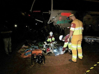 Motorista do ônibus ficou preso nas ferragens, mas não resistiu (Foto: Nova Alvorada News)