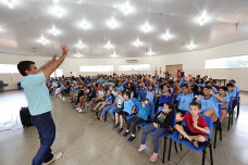 Entrega de kits e uniformes emociona pais de estudantes da rede municipal