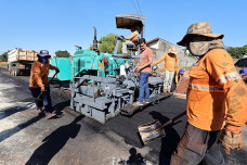 Após décadas de espera, moradores do Altos do Indaiá recebem asfalto