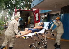 Gabriel chegando ao Hospital da Vida; Foto: Sidnei Bronka/Ligado Na Notícia