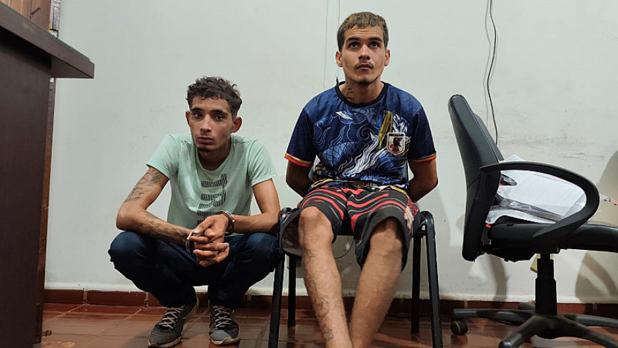 Dupla é presa após furtar motocicleta em estacionamento de mercado em Dourados