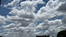 Sol aparece entre muitas nuvens nesta segunda de Carnaval em Dourados