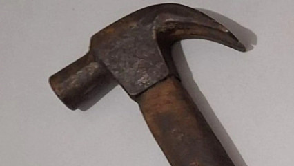 Homem espanca esposa com golpes de martelo na frente do filho