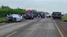 Batida frontal entre carro e caminhão deixa uma pessoa morta na BR-463