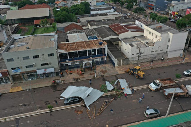 Forte temporal com granizo deixa rastro de destruição na fronteira com o Paraguai
