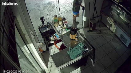 Vídeo mostra “Microfone” arrombando açougue na madrugada no Jardim Água Boa