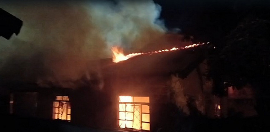 Residência é consumida pelo fogo no Jardim Pantanal; ninguém ficou ferido