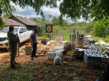 Polícia paraguaia destrói laboratório de droga premium destinada ao Brasil