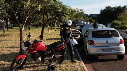 Mulher descobre traição, atropela casal em motocicleta e esfaqueia uma das vítimas