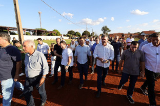 Após 35 anos, prefeitura inicia obras de asfalto no Jardim Pelicano