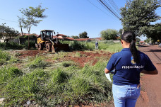 Após descumprimento de notificações, prefeitura inicia limpeza de terrenos baldios