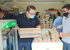 Prefeito Alan Guedes e o vice, dr. Guto, com as vacinas que chegaram a Dourados; Foto: Sidnei Bronka/LigadoNaNotícia