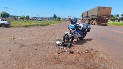 VÍDEO: Motociclista fica em estado grave ao ser atingido por caminhonete na BR-463