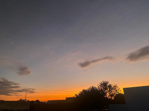 Quinta-feira de muito calor e sol aparecendo entre nuvens em Dourados