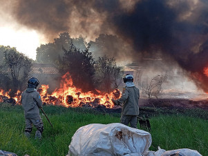 Incêndio atinge vegetação nos fundos do Jardim Clímax e mobiliza Bombeiros