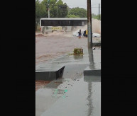 VÍDEOS: Forte chuva transforma ruas de Caarapó em rio nesta segunda-feira